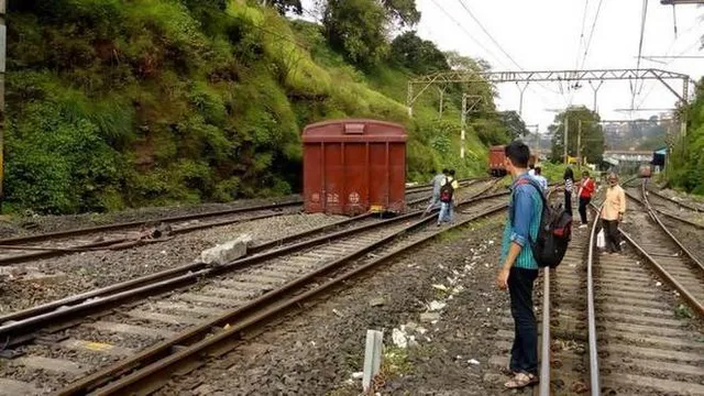 ଗୋଟାଏ ଟ୍ରାକ୍‌ରେ ମୁହାଁମୁହିଁ ହେଲେ ୨ଟି ଟ୍ରେନ୍‌, ଲୋକପାଇଲଟଙ୍କ ଉପସ୍ଥିତ ବୁଦ୍ଧି ହେତୁ ବର୍ତ୍ତି ଗଲେ ଶହ ଶହ ଯାତ୍ରୀ