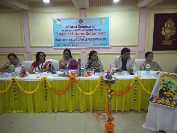 ଇନର୍‌ହ୍ଵିଲ୍‌ କ୍ଲବ୍‌ର ଆଲୋଚନାଚକ୍ର