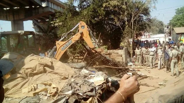 ପୋଖରୀପୁଟ ଓଭରବ୍ରିଜ୍‌ କଡ଼ରୁ ଜବରଦଖଲ ଉଚ୍ଛେଦ