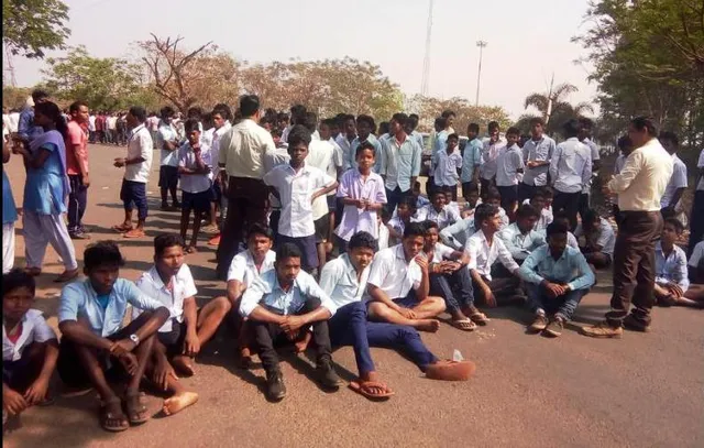 ସିଆଇଏସଏଫ ଯବାନଙ୍କ ବିରୋଧରେ ମାଡ଼ ମରା ଅଭିଯୋଗ କରି ଛାତ୍ରଛାତ୍ରୀଙ୍କ ଜାତୀୟ ରାଜପଥ ଅବରୋଧ