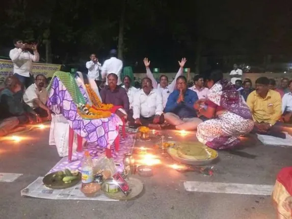 ପ୍ରତିଶ୍ରୁତି ପରେ ବି ଆନ୍ଦୋଳନରେ ସ୍କୁଲ କଲେଜ ଶିକ୍ଷକ