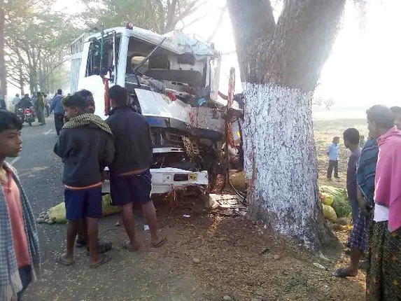 ଗଛରେ ପିଟିହେଲା ଆଳୁ ବୋଝେଇ ଟ୍ରକ୍‌, ୨ ମୃତ