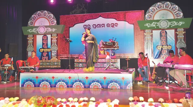 ମୁଁ ପରଦେଶୀ ଚଢ଼େଇ...