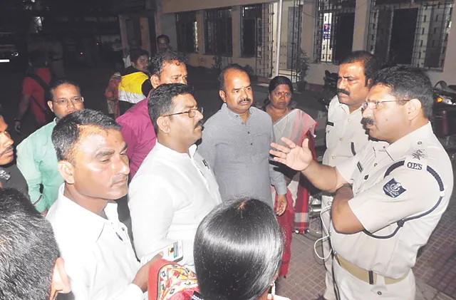 ଥାନା ଭିତରେ ଦୁଇ ଛାତ୍ରଗୋଷ୍ଠୀ ମୁହାଁମୁହିଁ  : ୫ରୁ ଊର୍ଦ୍ଧ୍ୱ ଛାତ୍ର ଆହତ