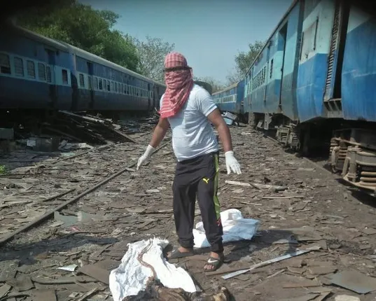 ମାରିଦେଲେ ନିଶାଦିଆ ଲୁଟେରା! ମୁଣ୍ଡ ଝୁଲୁଛି, ପୋକ ସାଲୁବାଲୁ ଶରୀର ତଳେ ପଡ଼ିଛି