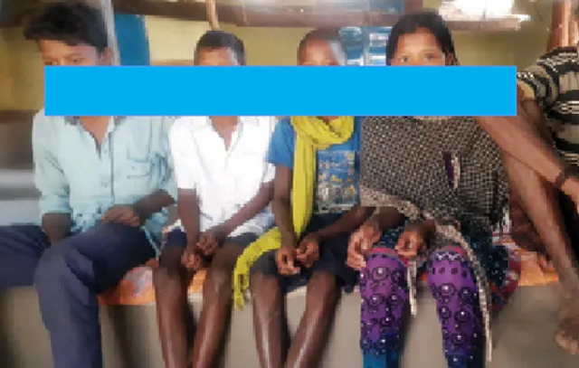 କଲମ ବଦଳରେ ହାତରେ ବାଡ଼ି:ପେଟ ପାଇଁ ସଂଘର୍ଷ କରୁଛନ୍ତି ଅନାଥ ଭାଇ, ଭଉଣୀ