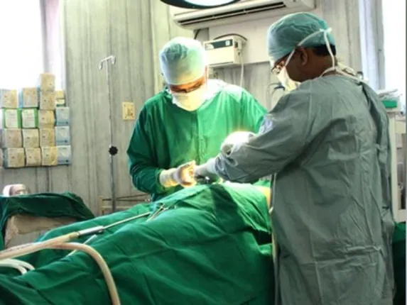 ଟ୍ୟୁମର ଅସ୍ତ୍ରୋପଚାର କରୁକରୁ ଡାକ୍ତର ବାହାର କରିଦେଲେ ମହିଳାଙ୍କ ଜରାୟୁ, କହିଲେ ‘ଆଇଆମ୍‌ ସରି’