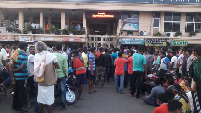 ପୁରୀ: ଶ୍ରୀମନ୍ଦିର ବୋଝିଆଙ୍କ ମୃତ୍ୟୁ, ଶ୍ରୀମନ୍ଦିର ପ୍ରଶାସନ କାର୍ଯ୍ୟାଳୟ ସମ୍ମୁଖରେ ମୃତଦେହ ରଖି  ବିଭିନ୍ନ ଦାବି