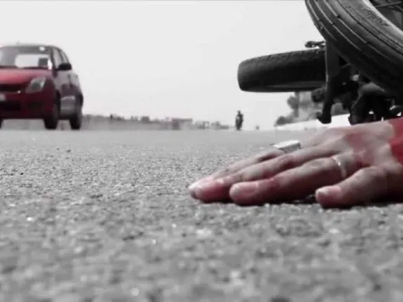 ବାଇକ୍‌ ଚାଳକଙ୍କ ଉପରେ ଚଢିଗଲା ଟ୍ରକ୍‌