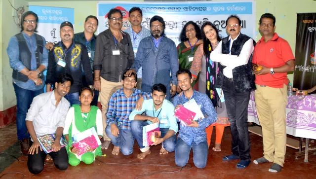 ‘କବି ନିଜ ନିୟମ ନିଜେ ଗଢ଼େ, ପୁଣି ଭାଙ୍ଗେ’