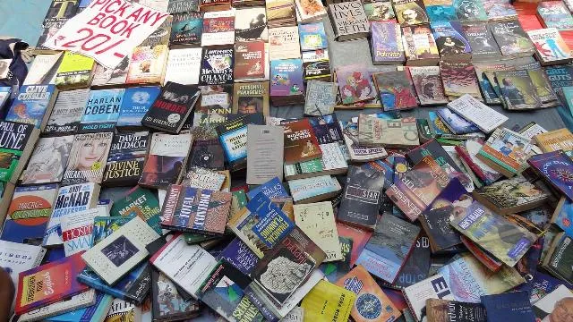 ଟ୍ରେନ୍‌ରେ ବିକ୍ରି ହେଉଛି ନକଲି ବହି