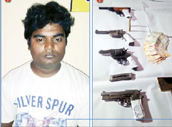 କାଠ ଫର୍ନିଚର ଆଳରେ ଚୋର ବନ୍ଧୁକ କାରବାର:୪ ପିସ୍ତଲ ଜବତ, ବେପାରି ଗିରଫ