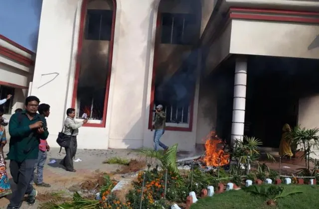 ସମ୍ବଲପୁର: ହାଜତ ମୃତ୍ୟୁ ପ୍ରତିବାଦ; ପୁଲିସକୁ ଆକ୍ରମଣ; ଥାନାରେ ନିଅାଁ ଲଗାଇ ଦେଲେ ଉତ୍ତ୍ୟକ୍ତ ଜନତା