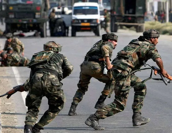 ସିଆରପିଏଫ୍‌ ପେଟ୍ରୋଲିଂ ଗାଡ଼ି ଉପରକୁ ଆତଙ୍କୀ ଆକ୍ରମଣ, ୨ ଯବାନ ସମେତ ୪ ଗୁରୁତର