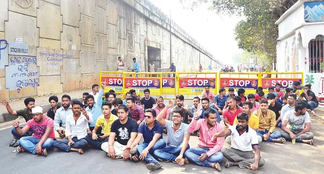 ୪ ଦଫା ଦାବିରେ ଉତ୍କଳ ବିଶ୍ୱବିଦ୍ୟାଳୟ ଛାତ୍ରଙ୍କ ଜାତୀୟ ରାଜପଥ ଅବରୋଧ