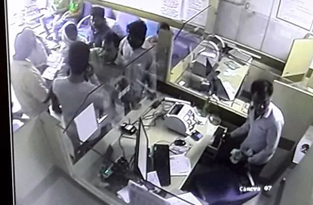 ସୁନ୍ଦରଗଡ଼: ଏସ୍‌ବିଆଇ ବଜାର ଶାଖାରୁ ଲକ୍ଷାଧିକ ଟଙ୍କା ଲୁଟ୍‌, ଜଣେ ଅଟକ