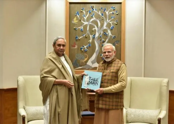 ମୁଖ୍ୟମନ୍ତ୍ରୀ ନବୀନ ପଟ୍ଟନାୟକ ବୁଧବାର ନୂଆଦିଲ୍ଲୀରେ ପ୍ରଧାନମନ୍ତ୍ରୀ ନରେନ୍ଦ୍ର ମୋଦିଙ୍କୁ ସୌଜନ୍ୟମୂଳକ ସାକ୍ଷାତ କରି ‘ଦି ଟଲ୍‌ମ୍ୟାନ୍‌’ ପୁସ୍ତକ ପ୍ରଦାନ କରୁଛନ୍ତି।