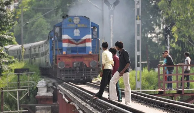 ପ୍ରାମାଣିକ ଭିଡିଓର ସୁଟିଂ କରୁଥିବା ବେଳେ ଟ୍ରେନ୍‌ ଚକା ତଳେ କଟିଯାଇ ପ୍ରାଣ ହରାଇଲେ ଦୁଇଜଣ ଛାତ୍ର