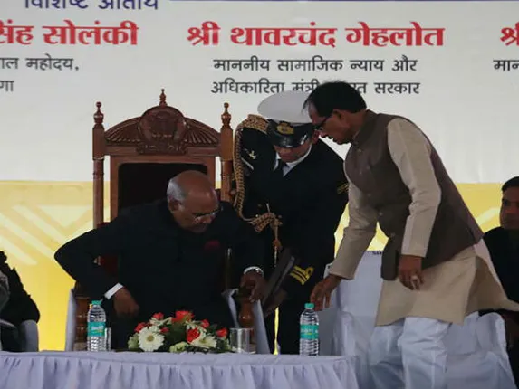 ସୁରକ୍ଷା ବ୍ୟବସ୍ଥାରେ ତ୍ରୁଟି : କାର୍ଯ୍ୟକ୍ରମ ଚାଲୁଥିବା ସମୟରେ ମଞ୍ଚ ଉପରୁ ରାଷ୍ଟ୍ରପତିଙ୍କ ମୁଣ୍ଡରେ ପଡ଼ିଲା ପାଣି