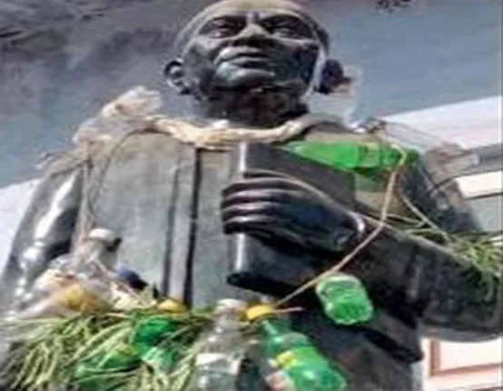 ଗାନ୍ଧୀନଗରସ୍ଥିତ ସର୍ଦାର୍‌ ପଟେଲ୍‌ଙ୍କ ପ୍ରତିମୂର୍ତ୍ତି ବେକରେ ବୋତଲମାଳ