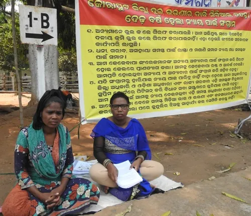 ଗାନ୍ଧିମାର୍ଗରେ କୋରାପୁଟର ଦୁଇ ଭଉଣୀ ନ୍ୟାୟ ପାଇଁ ଧାରଣାରେ