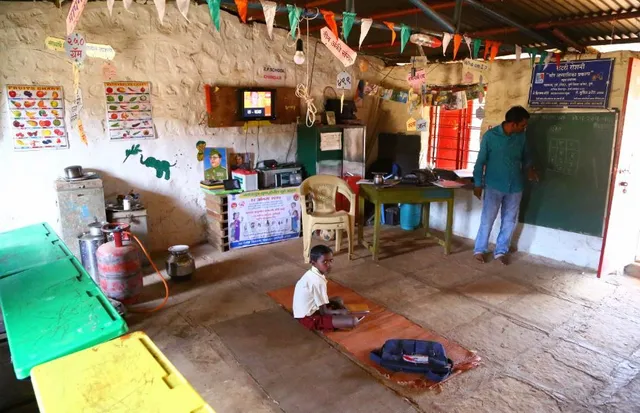 ଜଣେ ପିଲା; ଜଣେ ଶିକ୍ଷକଙ୍କୁ ନେଇ ଗୋଟିଏ ସ୍କୁଲ୍‌