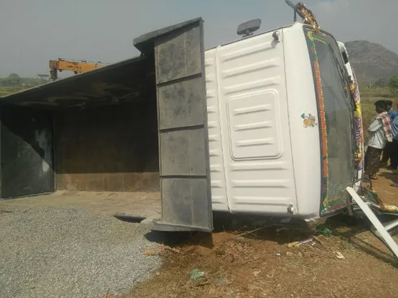 ହାଇଓ୍ଵା ଓଲଟି ଚାଳକ ମୃତ