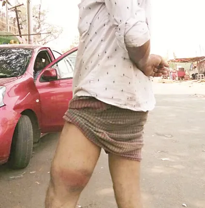 ପୁଲିସବାବୁଙ୍କ ଦାଦାଗିରି : ଲାଇଟ୍‌ ଜଳେଇଲେ ବୋଲି ରାତି ସାରା ଛେଚିଲେ