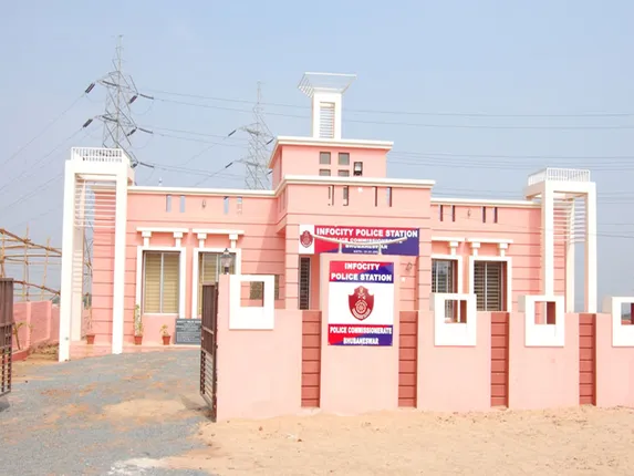 ଥାନା ଆଗରେ ଧାରଣା ଦେଲେ ପତ୍ନୀ