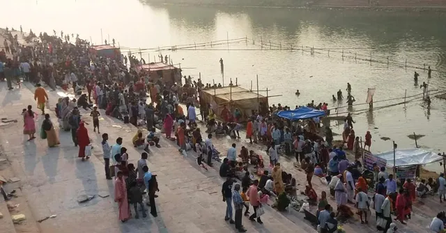 ଯାଜପୁର:ବାରୁଣୀ ବୁଡ଼ ପାଇଁ ଦଶଶ୍ୱାମେଧ ଘାଟରେ ଶ୍ରଦ୍ଧାଳୁଙ୍କ ଭିଡ଼