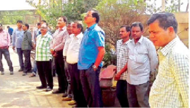 ବୀମା କର୍ମଚାରୀଙ୍କ ଘଣ୍ଟିକିଆ ଅଫିସ ଛାଡ଼