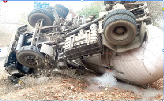 ଭାରସାମ୍ୟ ହରାଇ ଗ୍ୟାସ ଟ୍ୟାଙ୍କର ଓଲଟିଲା : ଅଞ୍ଚଳବାସୀ ଆତଙ୍କିତ