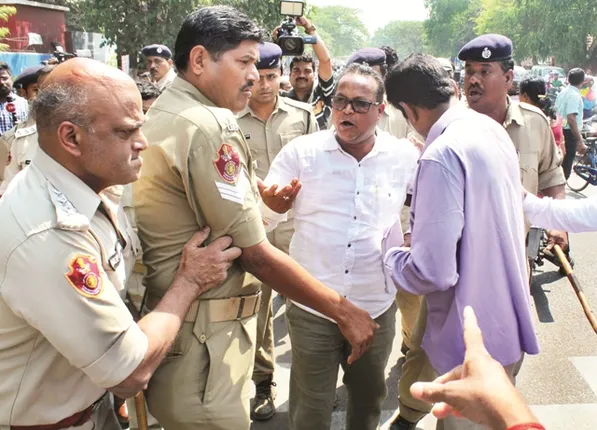 ଆନ୍ଦୋଳନରତ ଶିକ୍ଷକଙ୍କୁ ଟେକିନେଲା ପୁଲିସ