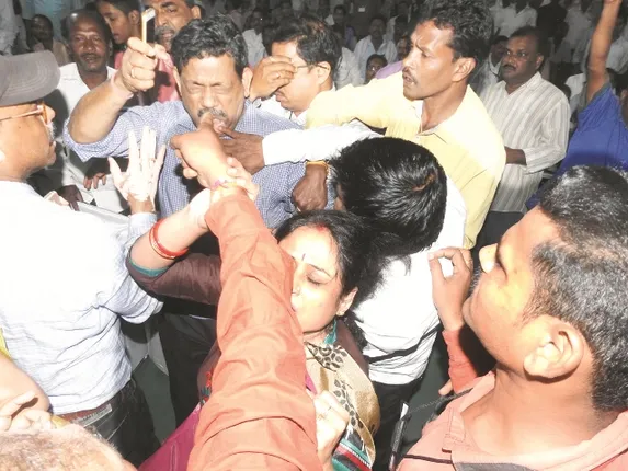 ମୋବାଇଲ୍‌ ପାଇଁ ମିଛରେ ମାଡ଼ ଖାଇଗଲେ