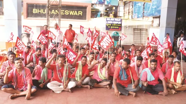 ରେଳବାଇ କୁଲିଙ୍କୁ ଗ୍ୟାଙ୍ଗମ୍ୟାନ୍‌ କରାଯାଉ