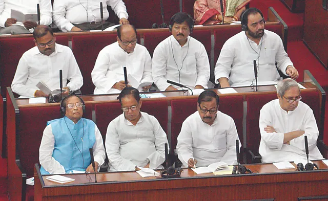 ମୁଖ୍ୟମନ୍ତ୍ରୀଙ୍କ ପାଖରେ ବସିଲେ ଶଶି, ଦାମ ଗଲେ ପଛକୁ