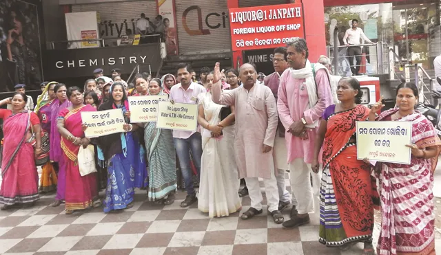 ଆନ୍ଦୋଳନକୁ ଓହ୍ଲାଇଲେ ମହିଳା