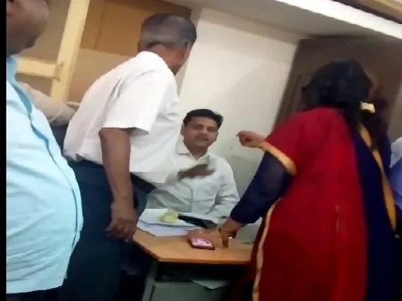 ଅଫିସ ଭିତରେ ପଶି ସ୍ୱାମୀଙ୍କୁ ଚାପୁଡା ମରିବା ସହିତ ମୁହଁରେ ଛେପ ପକାଇଲେ ପତ୍ନୀ