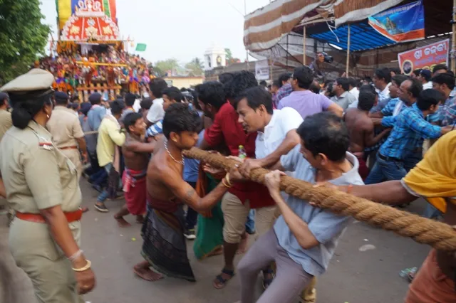 ଦେଢ଼ ହାତ ଗଡ଼ି ଅଟକିଲା ରଥ