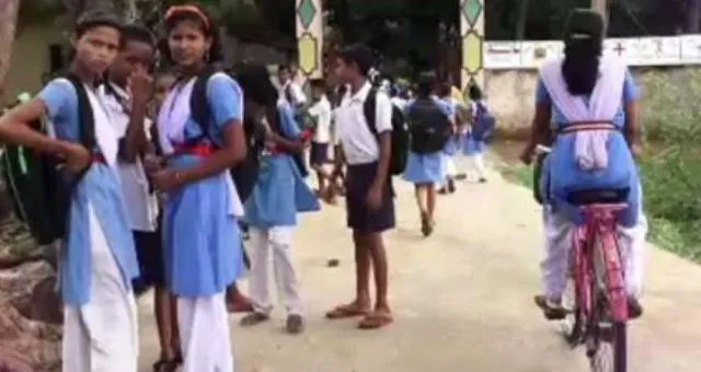 ଛୁଟିର ଘଣ୍ଟା ପୂର୍ବରୁ ଘରକୁ ଛୁ’ : ୫ ସ୍କୁଲ୍‌ ଶିକ୍ଷକଙ୍କ ଦରମା ବନ୍ଦ