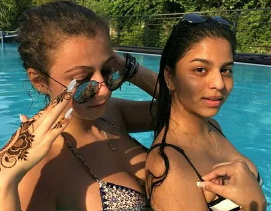 ସାଙ୍ଗଙ୍କ ସହ  ଚିଲ୍‌ କରୁଛନ୍ତି ଶାହରୁଖ୍ ଖାନଙ୍କ ଝିଅ ସୁହାନା