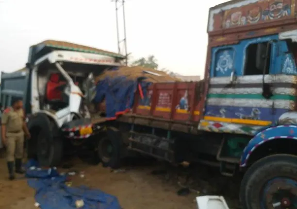 ପିପିଲି: ଟ୍ରକ୍‌ ପଛରେ ଧକ୍କା ଖାଇଲା ହାଇଓ୍ଵା: ମାଲିକ ମୃତ; ଚାଳକ ଆହତ