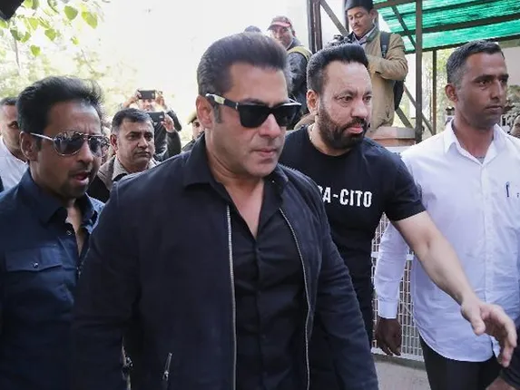 ଜେଲ୍‌ ଦଣ୍ଡାଦେଶ ପରେ ଟୁଇଟର୍‌ରେ ସଲମାନ ନିଆଁ: ସପକ୍ଷରେ କମ୍‌ ବିପକ୍ଷରେ ବେଶି ଟୁଇଟ୍‌