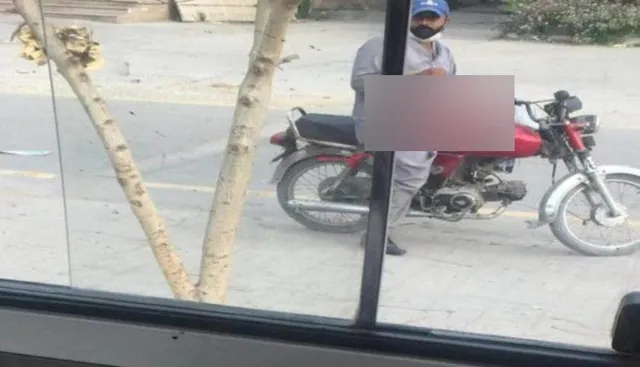  ଯୁବତୀଙ୍କୁ ଦେଖି ରାସ୍ତା ମଝିରେ ଆପତ୍ତିଜନକ କାର୍ଯ୍ୟ କରୁଥିବା ଯୁବକଙ୍କ ଫଟୋ ଭାଇରାଲ