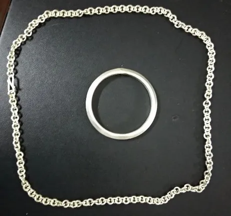 ବିମାନବନ୍ଦରରୁ ଯାତ୍ରୀଙ୍କ ସୁନା ଚେନ୍‌ ଓ ବଳା ଜବତ