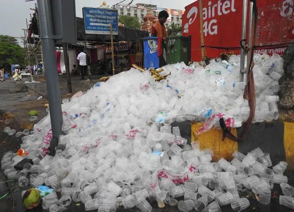 ସ୍ମାର୍ଟସିଟିର ଜନପଥ କଡ଼ରେ ପ୍ଲାଷ୍ଟିକ୍‌ ବର୍ଜ୍ୟବସ୍ତୁର ପାହାଡ଼