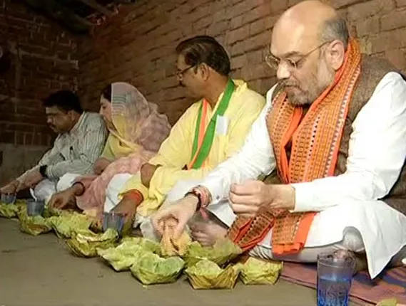 ବଲାଙ୍ଗୀର: ଗାଁ ବୁଲି ଲୋକଙ୍କ ସମସ୍ୟା ବୁଝିଲେ, ଦଳିତଙ୍କ ଘରେ ଭୋଜନ କଲେ ଅମିତ ଶାହା