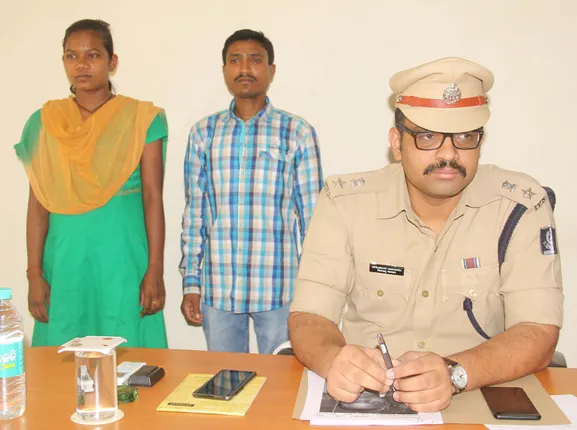 ପ୍ରେମ ଛଡ଼ାଇଲା ହିଂସାର ବାଟ, ମାଓ ପ୍ରେମୀଯୁଗଳଙ୍କ ଆତ୍ମସମର୍ପଣ