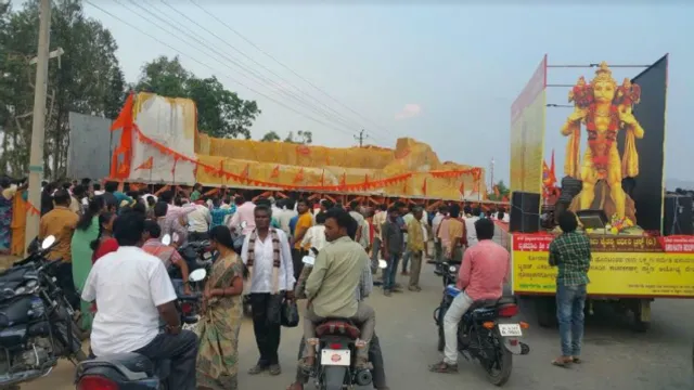 ୩୦୦ ଚକିଆ ଲରିରେ ଆସୁଥିବା ୬୨ ଫୁଟ୍‌ ଉଚ୍ଚ ହନୁମାନ ପ୍ରତିମାକୁ ବେଙ୍ଗାଲୁରୁ ରାଜପଥରେ ଅଟକାଇଲା ପୁଲିସ