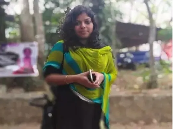 କାଠୁଆ ଦୁଷ୍କର୍ମ ପୀଡିତାଙ୍କ କାର୍ଟୁନ୍‌ କରିଥିବା କଳାକାରଙ୍କ ଘର ଉପରକୁ ପଥରମାଡ